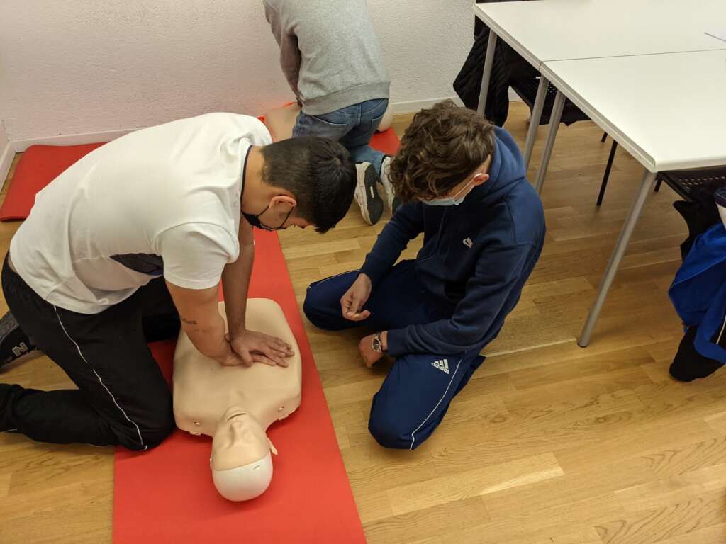 CPR training and First aid Skills For Family & School